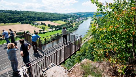 Nachrichten aus Deutschland: Touristen stehen auf dem Weser-Skywalk