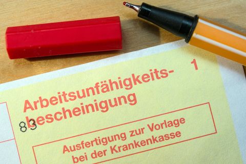 Eine Arbeitsunfähigkeitsbescheinigung "gelber Schein"