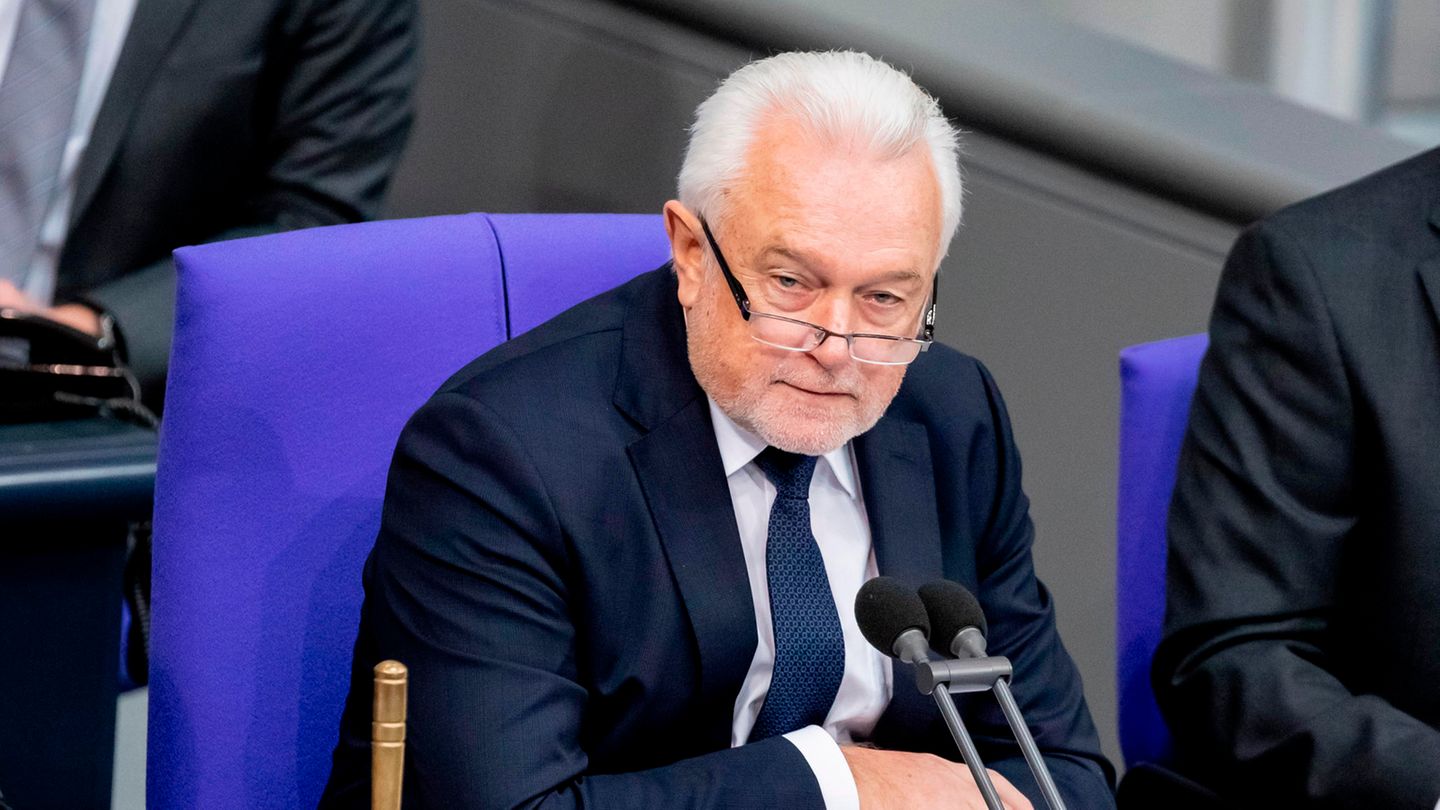 Wolfgang Kubicki - ein Mann mit weißem Mecki und Drei-Tage-Bart - sitzt auf einem blauen Stuhl im Bundestag