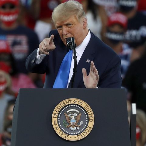 Donald Trump am Rednerpult zeigt direkt in die Kamera
