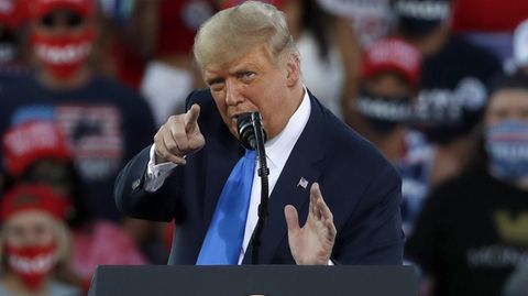 Donald Trump am Rednerpult zeigt direkt in die Kamera