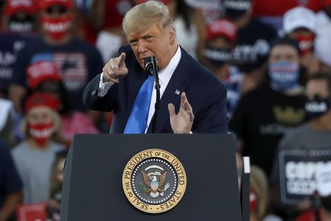 Donald Trump am Rednerpult zeigt direkt in die Kamera