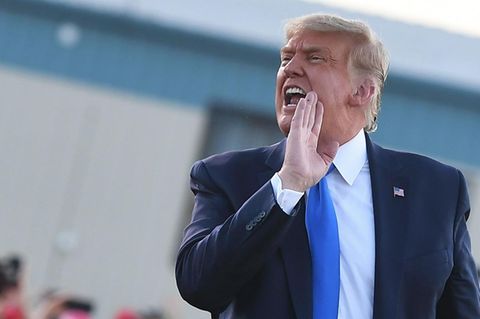 Donald Trump schreit zur Seite mit vorgehaltener Hand
