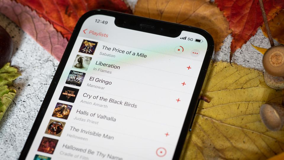 Lädt man unterwegs eine komplette Playlist herunter, wechselt das iPhone 12 automatisch auf 5G. Lädt man unterwegs eine komplette Playlist herunter, wechselt das iPhone 12 automatisch auf 5G.