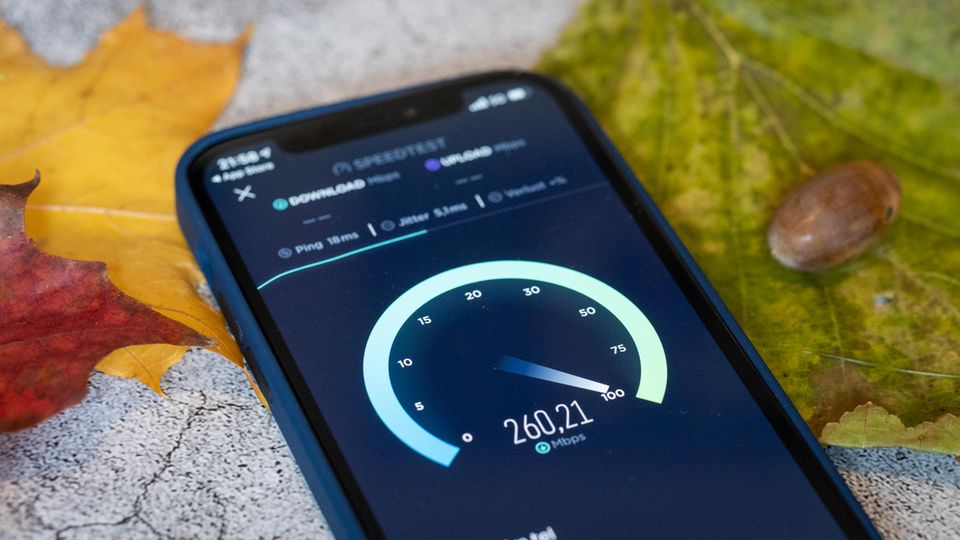 Mehrere Hundert Mbit je Sekunde sind bei 5G möglich. Mehrere Hundert Mbit je Sekunde sind bei 5G möglich.
