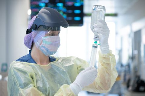 Eine Krankenpflegerin auf einer Corona-Intensivstation
