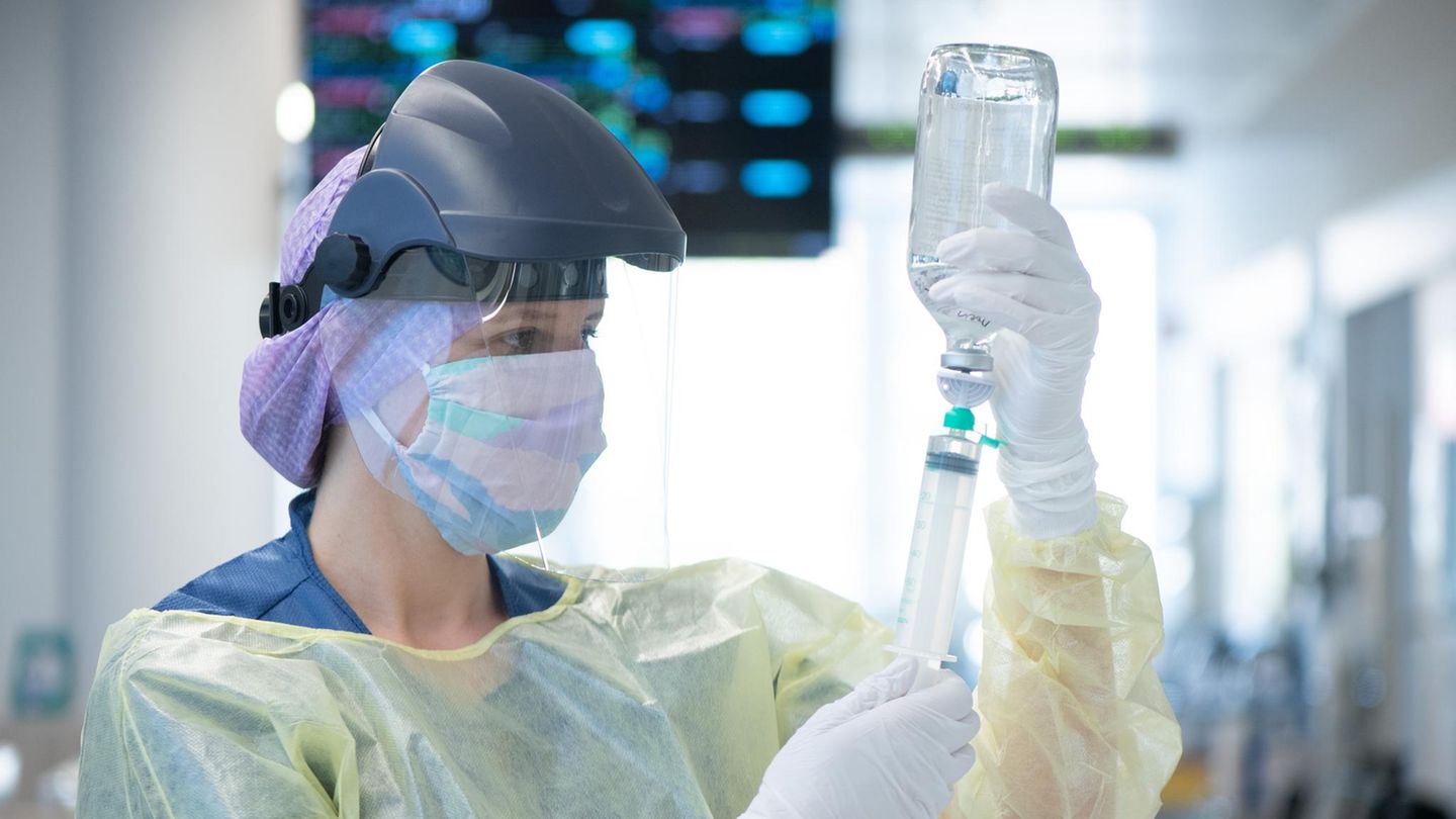 Eine Krankenpflegerin auf einer Corona-Intensivstation