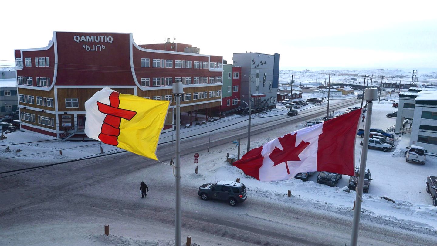 Eine kanadische Flagge und die Flagge Nunavuts wehen in Iqaluit, der Hauptstadt des kanadischen Territoriums Nunavut