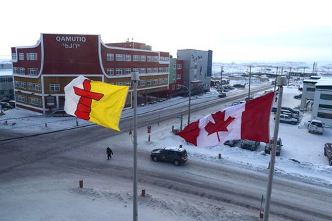Eine kanadische Flagge und die Flagge Nunavuts wehen in Iqaluit, der Hauptstadt des kanadischen Territoriums Nunavut