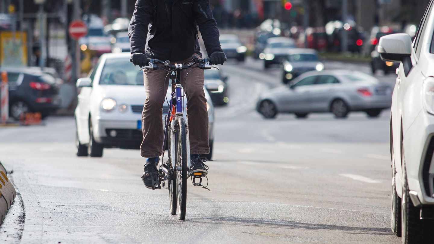 Ein Fahrradfahrer auf der Straße