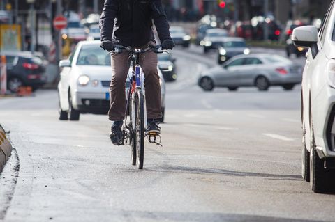 Ein Fahrradfahrer auf der Straße