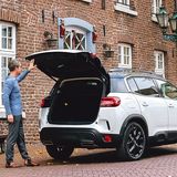 Die Heckklappe öffnet elektrisch, aber mit 1,85 Meter Körpergröße kann man nicht darunter aufrecht stehen