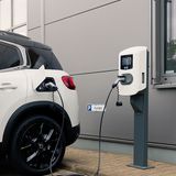 An der Wall Box mit 32 Ampere Anschluss im Zusammenspiel mit dem optionalen 7,4 kW Ladegerät dauert das Füllen der Akkus weniger