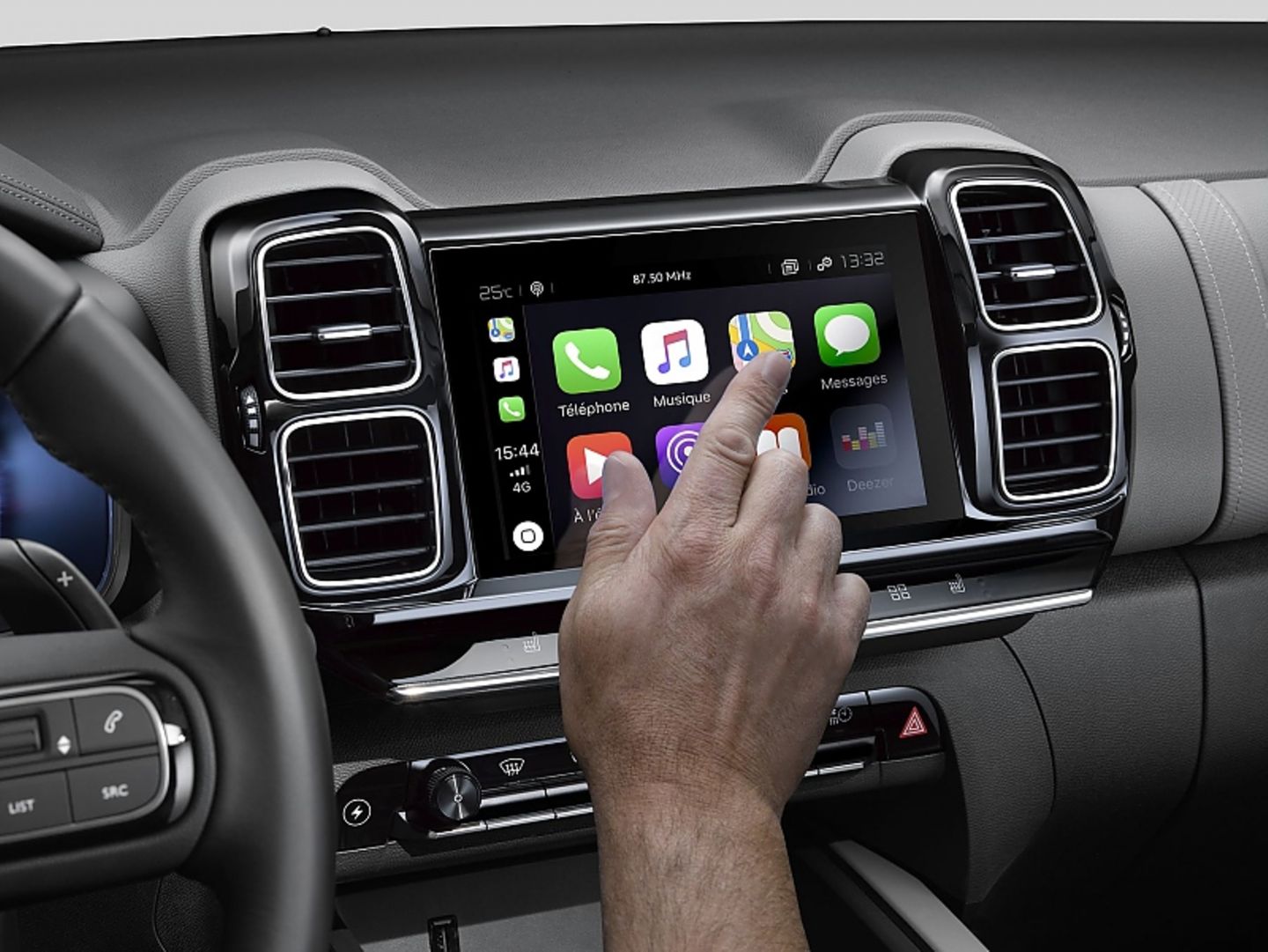 Das Smartphone kann per Apple CarPlay und Adroid Auto in das Infotainment eingebunden werden