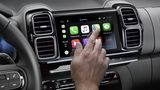 Das Smartphone kann per Apple CarPlay und Adroid Auto in das Infotainment eingebunden werden