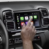 Das Smartphone kann per Apple CarPlay und Adroid Auto in das Infotainment eingebunden werden