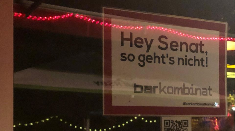 Ein Schild an einer Bar am Hamburger Berg: "Hey Senat, so geht's nicht!" - barkombinat. Ein Schild an einer Bar am Hamburger Berg: "Hey Senat, so geht's nicht!" - barkombinat.