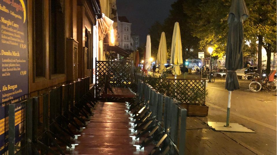 Im Schanzenviertel sind nach der Sperrstunde am Samstag die Tische hochgeklappt. Im Schanzenviertel sind nach der Sperrstunde am Samstag die Tische hochgeklappt.