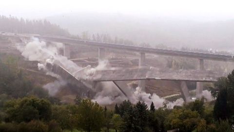 Brükensprengung: 12.000 Tonnen Beton stürzen mit einem Knall ins Tal