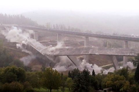 Brükensprengung: 12.000 Tonnen Beton stürzen mit einem Knall ins Tal
