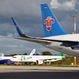 Bild 1 von 12 der Fotostrecke zum Klicken:  Auf dem Airbus-Gelände in Hamburg-Finkenwerder: Dutzende von fertigen Jets der A320-Familie warten auf die Auslieferung an die Airline-Kunden