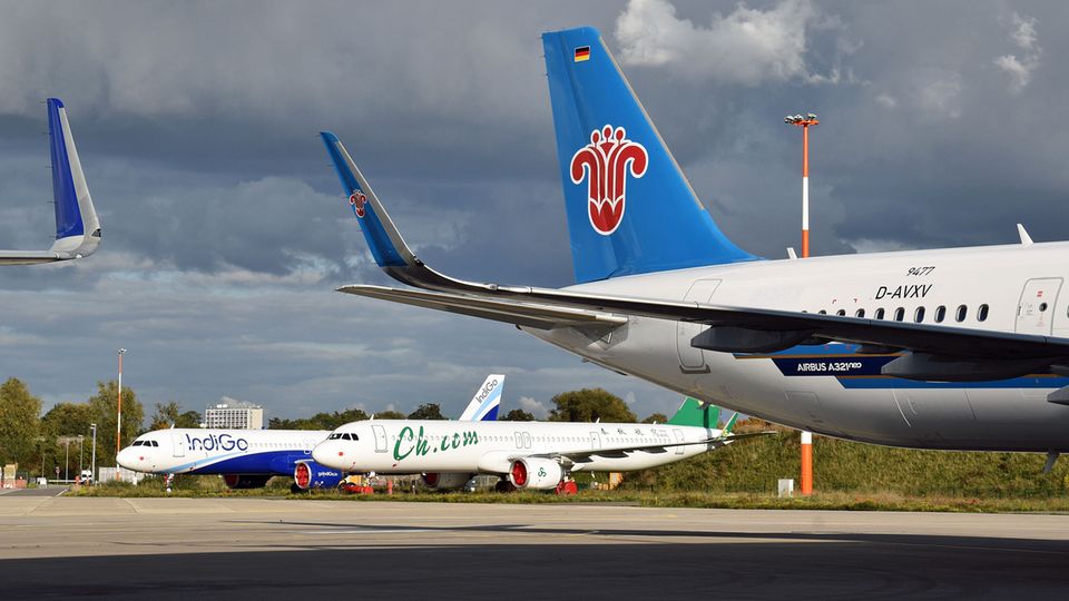 Hamburg-Finkenwerder: Bild 1 von 12 der Fotostrecke zum Klicken: Auf dem Airbus-Gelände in Hamburg-Finkenwerder: Dutzende von fertigen Jets der A320-Familie warten auf die Auslieferung an die Airline-Kunden Bild 1 von 12 der Fotostrecke zum Klicken: Auf dem Airbus-Gelände in Hamburg-Finkenwerder: Dutzende von fertigen Jets der A320-Familie warten auf die Auslieferung an die Airline-Kunden