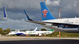 Bild 1 von 12 der Fotostrecke zum Klicken:  Auf dem Airbus-Gelände in Hamburg-Finkenwerder: Dutzende von fertigen Jets der A320-Familie warten auf die Auslieferung an die Airline-Kunden