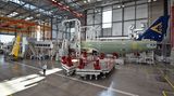 In der Halle 214, eine von vier Endmontagen-Linien für die  Schmalrumpfflugzeuge: Ursprünglich war der hohe Hangar für den Airbus A380 errichtet. Ab 2018 wurde hier die Produktion auf kleinere Jets umgestellt.