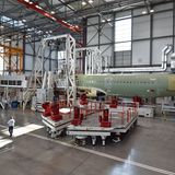 In der Halle 214, eine von vier Endmontagen-Linien für die  Schmalrumpfflugzeuge: Ursprünglich war der hohe Hangar für den Airbus A380 errichtet. Ab 2018 wurde hier die Produktion auf kleinere Jets umgestellt.