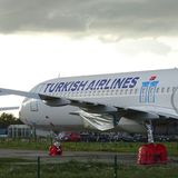 Verpackte Fahrwerke und versiegelte Türen: Dieser Airbus A321 fürTurkish Airlines dürfte nicht so bald abgeholt werden.