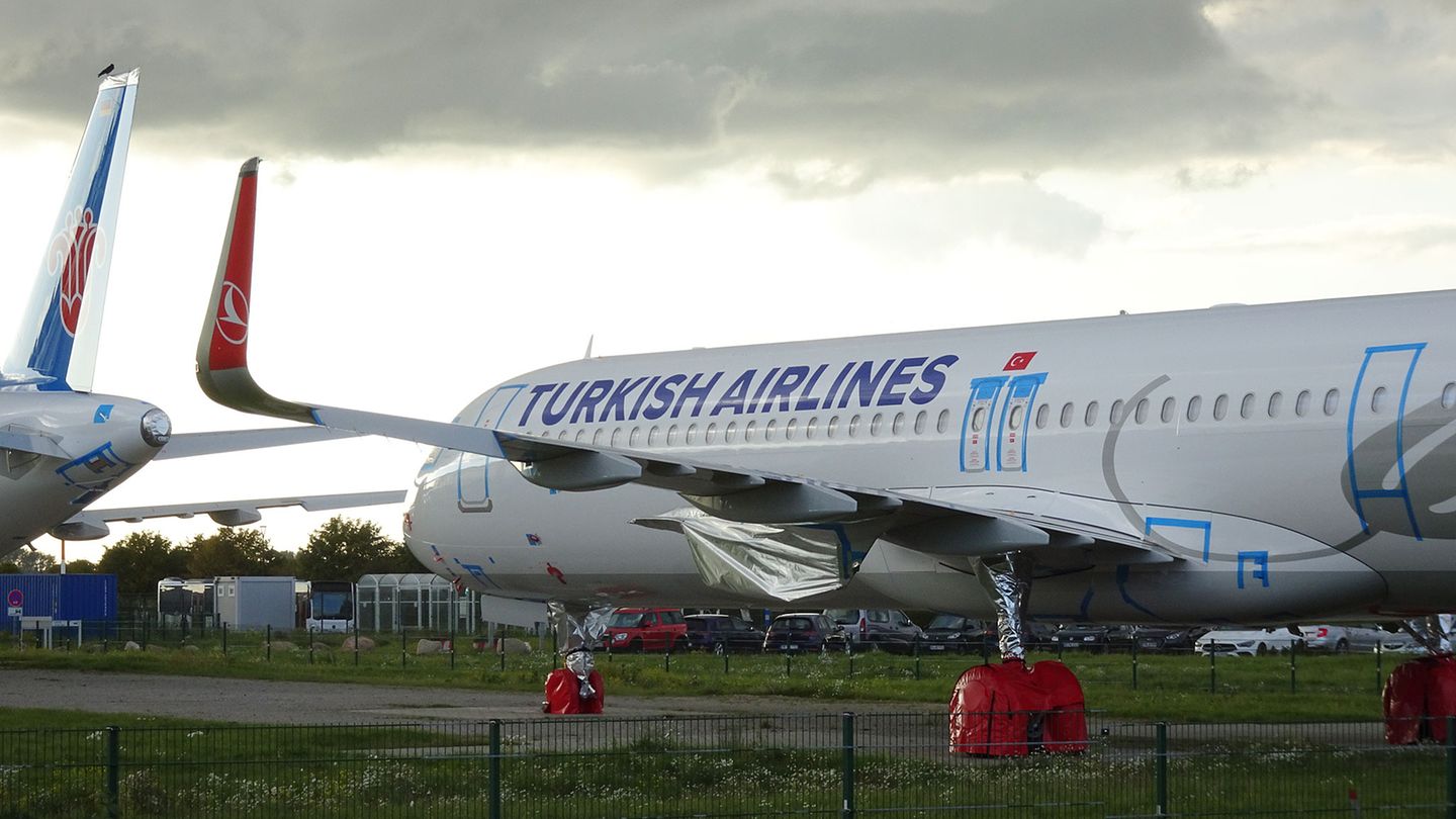 Verpackte Fahrwerke und versiegelte Türen: Dieser Airbus A321 fürTurkish Airlines dürfte nicht so bald abgeholt werden.
