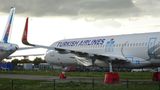 Verpackte Fahrwerke und versiegelte Türen: Dieser Airbus A321 fürTurkish Airlines dürfte nicht so bald abgeholt werden.