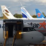 Die zehn Standplätze am 400 Meter langen Delivery Center sind alle besetzt. Im Hintergrund die Leitwerke von Jets für Starlux, Indigo, China Southern und Pegasus Airlines in der Türkei.