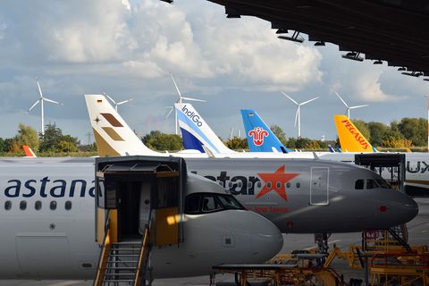 Die zehn Standplätze am 400 Meter langen Delivery Center sind alle besetzt. Im Hintergrund die Leitwerke von Jets für Starlux, Indigo, China Southern und Pegasus Airlines in der Türkei.