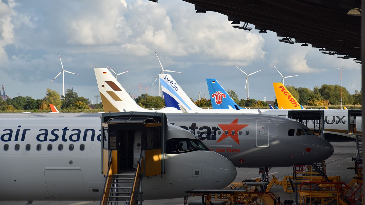 Die zehn Standplätze am 400 Meter langen Delivery Center sind alle besetzt. Im Hintergrund die Leitwerke von Jets für Starlux, Indigo, China Southern und Pegasus Airlines in der Türkei.
