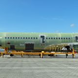 Auf dem Areal stehen neben den Produktionshallen viele Rumpfsegmente, wie hier für die Seriennummer 10353