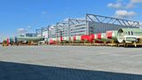Durch die Reduzierung der Produktionsrate im Werk Finkenwerder warten viele Rümpfe unter freiem Himmel auf die Endmontage