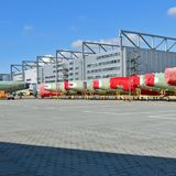 Durch die Reduzierung der Produktionsrate im Werk Finkenwerder warten viele Rümpfe unter freiem Himmel auf die Endmontage