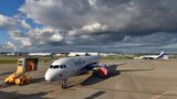 Vor dem Auslieferungszentrum in Hamburg stehen mehrere Exemplare für den indischen Billigflieger Indigo 