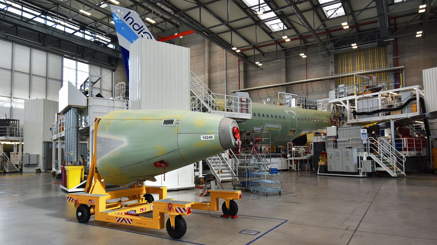 Alles ist beweglich: Zunächst werden die Rumpfteile - die "Heck- und Vordertonne" mit Hilfe eines Nietenroboters verbunden. Im Vordergrund ein Heckstück, in dem die Auxiliary Power Unit (APU) untergebracht ist - das Hilfstriebwerk eines Flugzeuges.