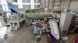 Durch die Coronakrise und die verzögerte Auslieferung wurde die Produktionsrate auch im Werk Hamburg gedrosselt. Statt rund 60 Flugzeuge im Monat verlassen nur noch 40 Exemplare der A320-Familie die Endmontagelinien in Deutschland, Frankreich, China und den USA.  Den Text der Reportage "Ortstermin in Finkenwerder: Wie Airbus aus der Krise fliegen will" finden Sie hier.