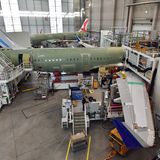 Durch die Coronakrise und die verzögerte Auslieferung wurde die Produktionsrate auch im Werk Hamburg gedrosselt. Statt rund 60 Flugzeuge im Monat verlassen nur noch 40 Exemplare der A320-Familie die Endmontagelinien in Deutschland, Frankreich, China und den USA.  Den Text der Reportage "Ortstermin in Finkenwerder: Wie Airbus aus der Krise fliegen will" finden Sie hier.