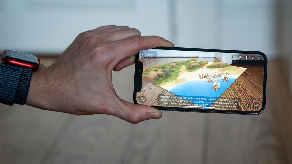 Die App wird geöffnet, plötzlich findet auf dem Fußboden die Schlacht um Marathon statt.