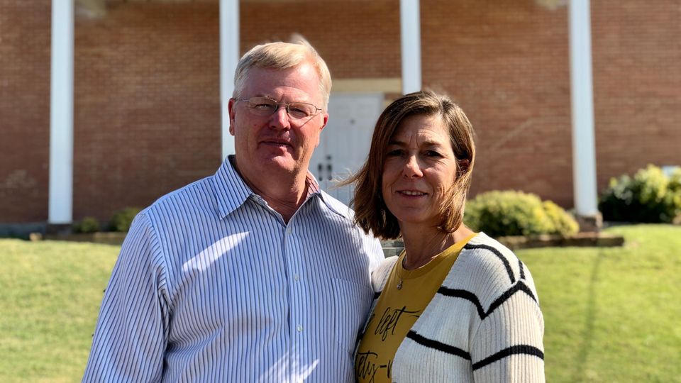 Monty und Dianne Wheeler vor der Kirche Monty und Dianne Wheeler vor der Kirche