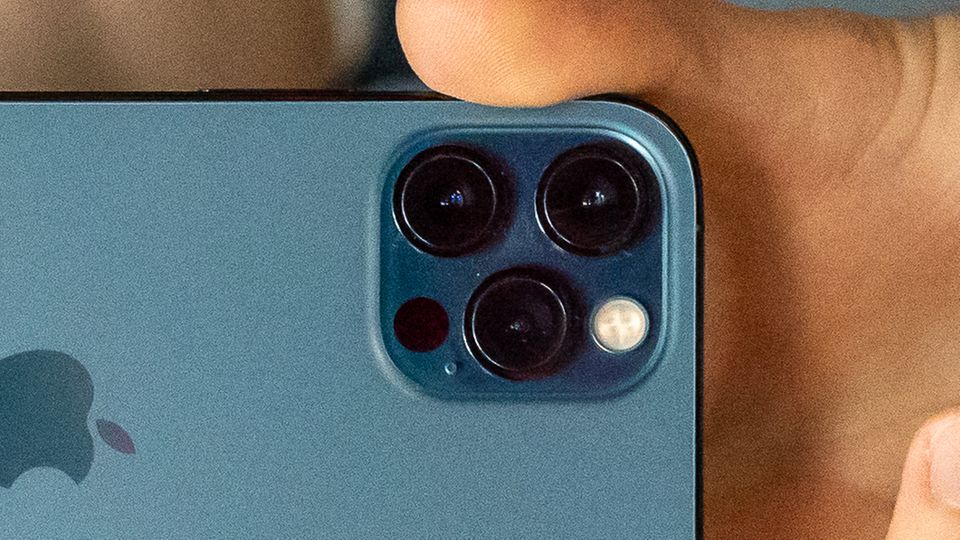 Der kleine schwarze Punkt im kamera-System des iPhone 12 Pro ist der Lidar-Sensor Der kleine schwarze Punkt im kamera-System des iPhone 12 Pro ist der Lidar-Sensor