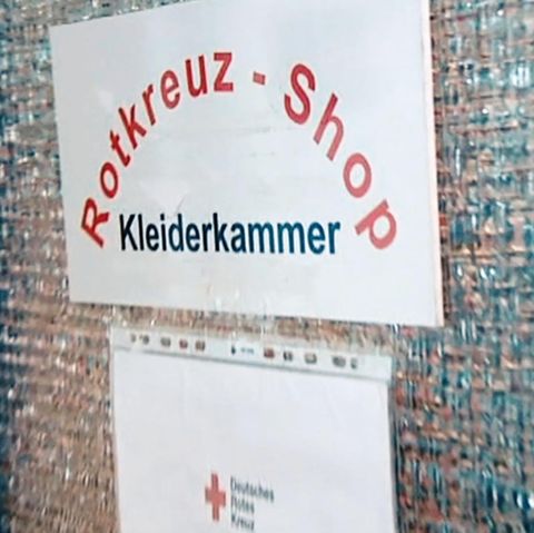 Der Eingang zu einer Kleiderkammer