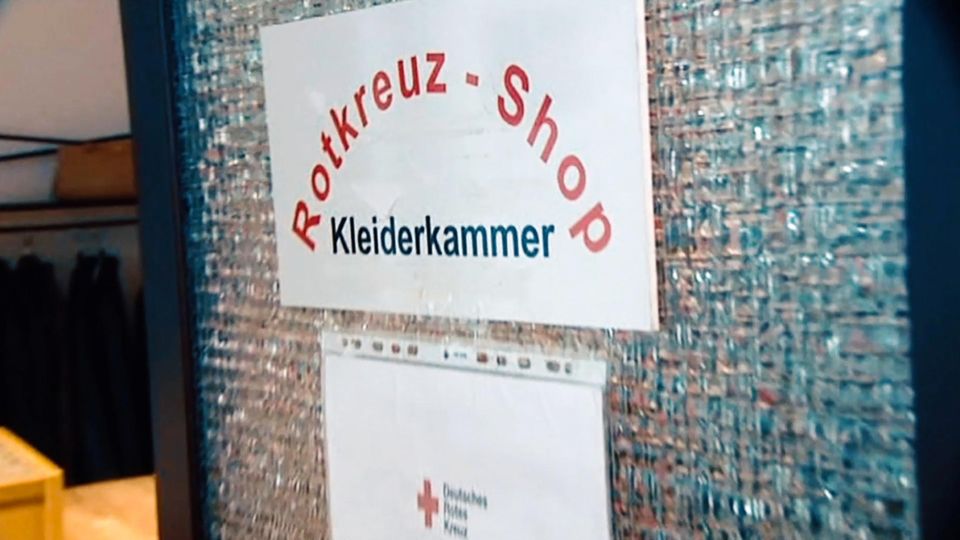 Der Eingang zu einer Kleiderkammer