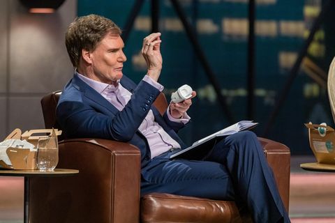 DHDL-Juror Carsten Maschmeyer untersucht einen wiederverwendbaren Wasserfilter