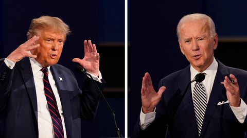 Links steht Donald Trump im dunklen TV-Studio und gestikuliert, rechts sein Herausforderer Joe Biden