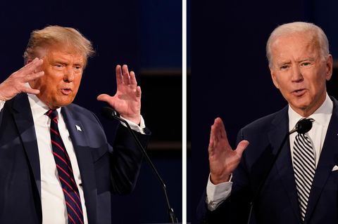Links steht Donald Trump im dunklen TV-Studio und gestikuliert, rechts sein Herausforderer Joe Biden
